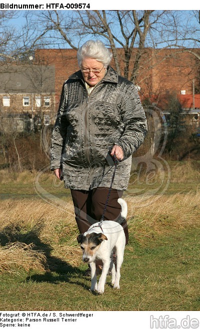 Frau mit Parson Russell Terrier / woman with PRT / HTFA-009574