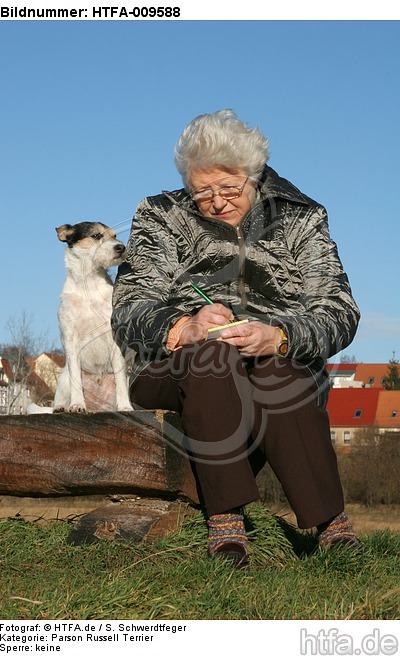 Frau mit Parson Russell Terrier / woman with PRT / HTFA-009588