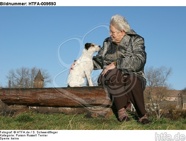 Frau mit Parson Russell Terrier / woman with PRT / HTFA-009593